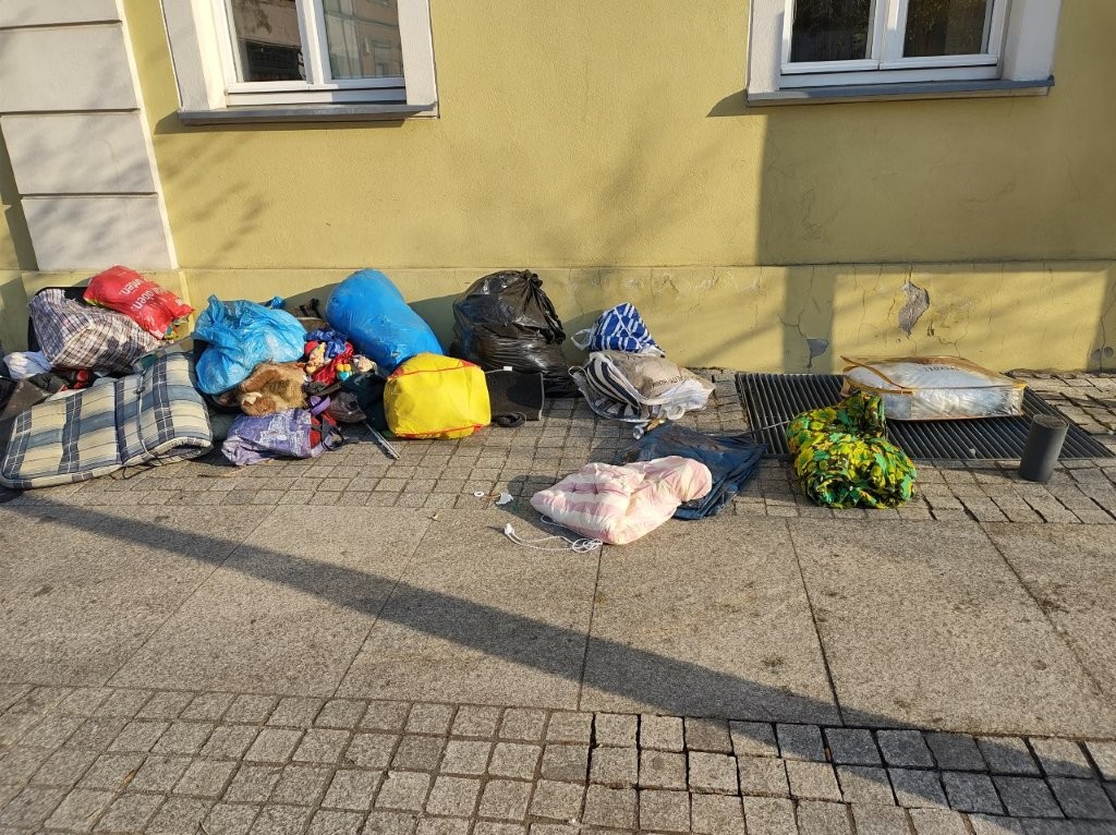 obraz smieci na chodniku