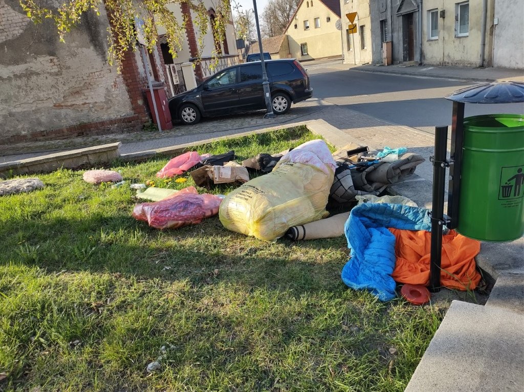 obraz smieci na chodniku