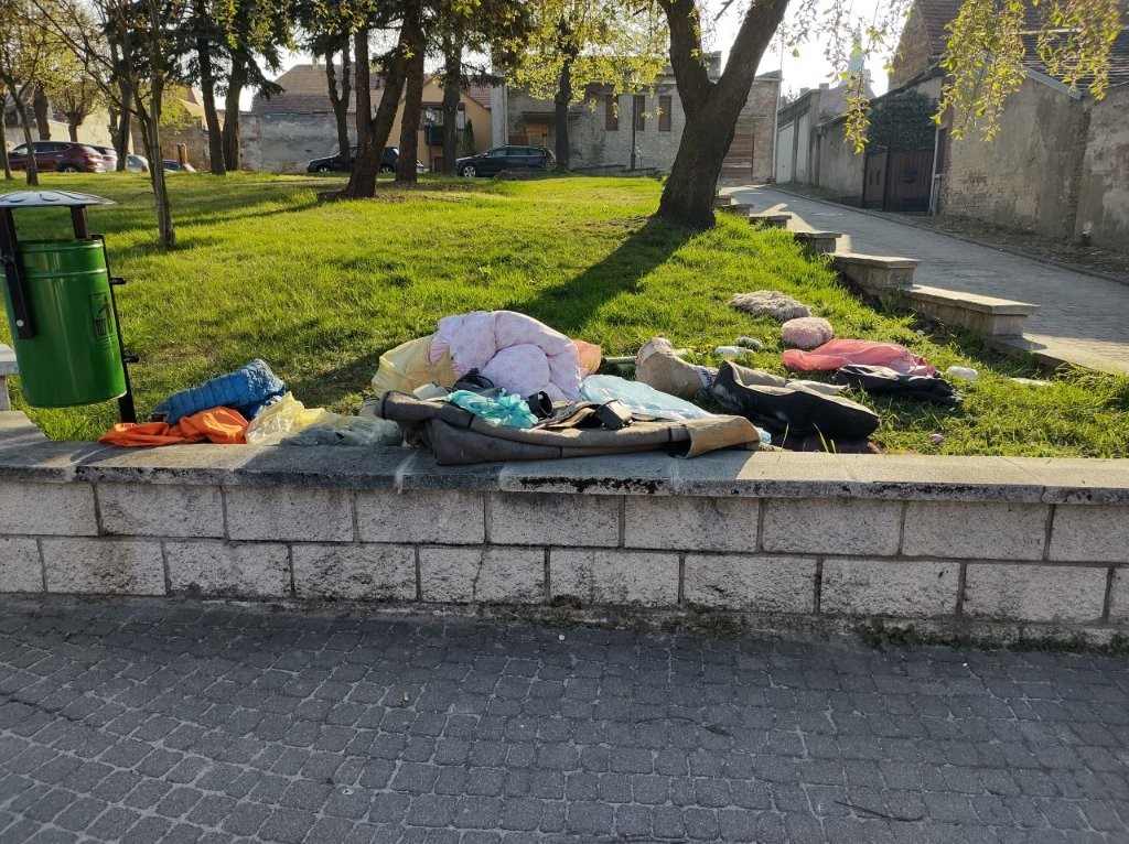 obraz smieci na chodniku